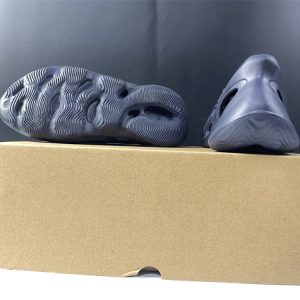 Adidas Yeezy Foam RNNR "Onyx" - Image 4