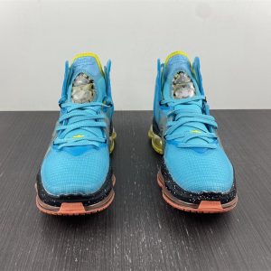 Nike LeBron 19 "Christmas" - Image 3