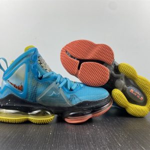 Nike LeBron 19 "Christmas" - Image 4